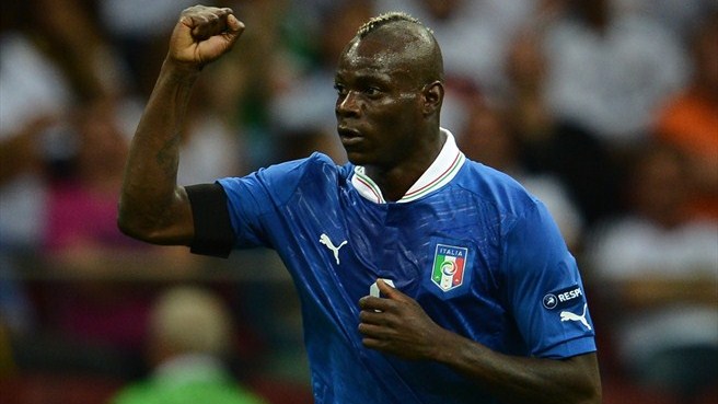 Bis de Balotelli abate Alemanha