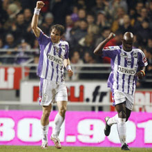 Johan Elmander festejando o gol
