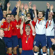 A selecção espanhola comemora a vitória em 2005