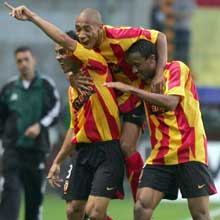 Vitorino Hilton comemora o golo do Lens frente ao Cluj
