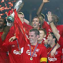 Jamie Carragher, do Liverpool, exibe a SuperTaça