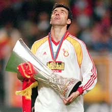 Hakan Sükür ergue o primeiro troféu europeu de um clube turco