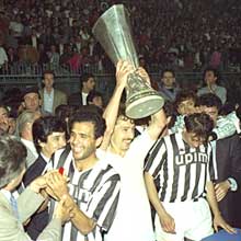 Sergei Aleinikov segura o troféu que venceu com a Juventus
